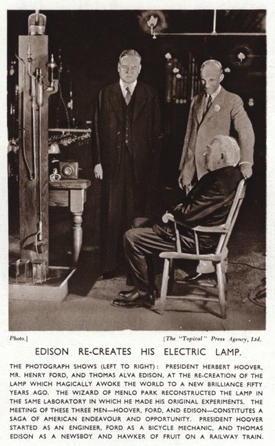 Thomas Edison gjenskaper sitt elektriske lys for president Herbert Hoover og Henry Ford (s/hv-bilde) av American Photographer (after)