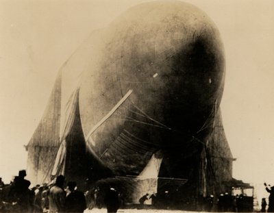 Walter Wellman kom tilbake til Spitsbergen med Amerika i juni 1907 (s/hv-bilde) av American Photographer (after)