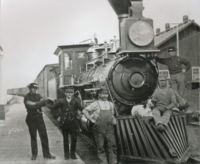 Et godstog fra Central Pacific-jernbanen med mannskap i Mill City, Nevada av American Photographer