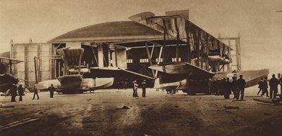 Amerika under første verdenskrig: NC-3 og NC-4 foran hangaren sin, klare for den transatlantiske flyvningen (s/h-bilde) av American Photographer