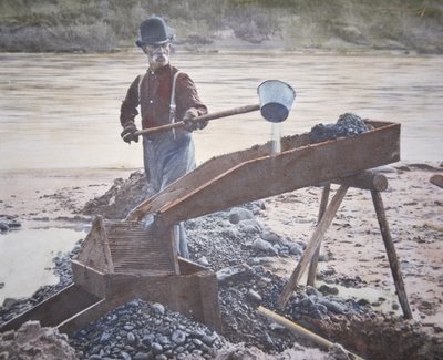 Amerikansk gullprospektør ved hjelp av en sluseboks (håndfarget bilde) av American Photographer