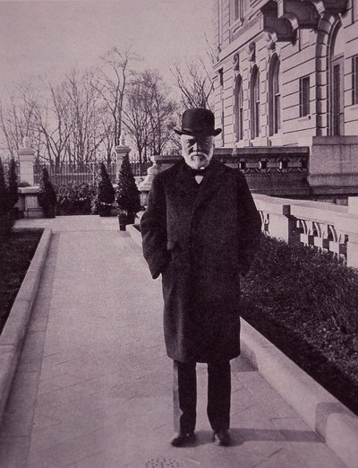 Andrew Carnegie utenfor sitt herskapshus på Fifth Avenue, New York av American Photographer