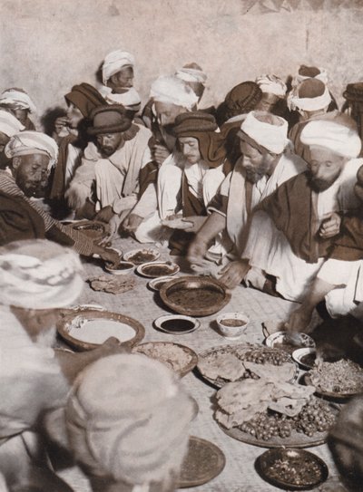 Arabiske landsbyboere spiser et måltid, Palestina (s/h-bilde) av American Photographer