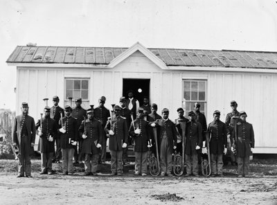 Arlington, Va. Band of 107th U.S. Colored Infantry ved Fort Corcoran, 1865 av American Photographer