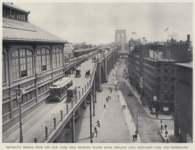 Brooklyn Bridge fra New York Side, som viser Wagon Road, Trolley Line, Elevated Cars og Promenade (s/hv-bilde) av American Photographer