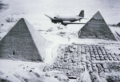 C-47 flyr over Egypts pyramider av American Photographer