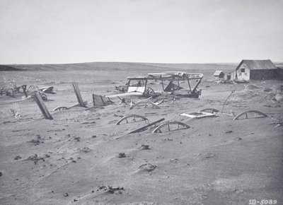 Bil- og gårdsmaskiner begravd av støv og sand, Dallas, South Dakota av American Photographer
