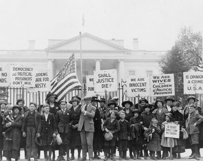 Barn i Det hvite hus appellerer til presidenten om løslatelse av politiske fanger, 1922 (s/hvitt-bilde) av American Photographer