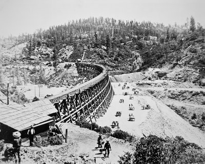 Kinesiske arbeidere som jobber på en bukkebro i den vestlige skråningen av Sierra Nevada-fjellene av American Photographer