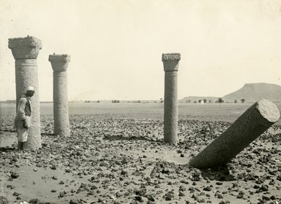 Kolonner fra den koptiske kirken, sett fra vest, Sai-øya, Egypt, fotografi av Breasted, Oriental Institute, University of Chicago, ca 1920 av American Photographer