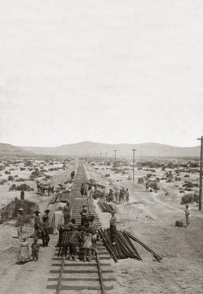 Bygging i 1869 av Central Pacific Railways - Nevada - Arbeidere som bygger jernbanelinjene til Central Pacific Company for å bygge den første nordamerikanske transkontinentale jernbanen. (Central Pacific Railroad Company) av American Photographer