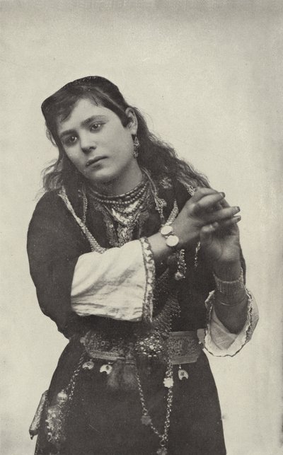 Dancing Girl in the Street of Cairo Theatre av American Photographer
