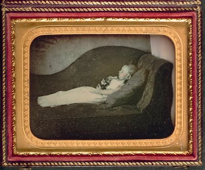 Dødt barn på en sofa, ca. 1855 av American Photographer