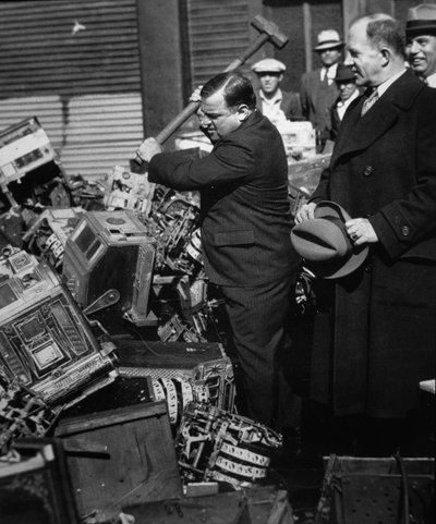 Fiorello La Guardia (1882-1947) knuste konfiskerte spilleautomater av American Photographer