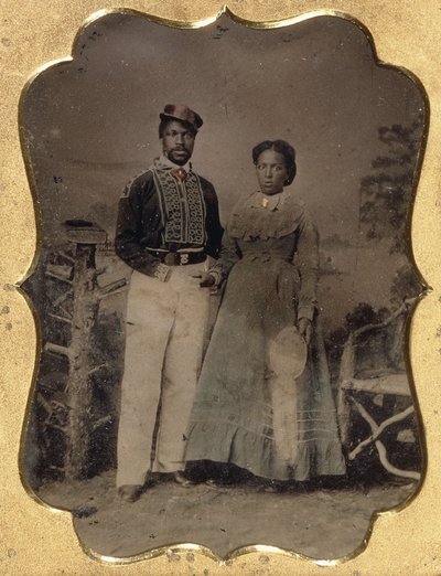 Fireman and Bride, ca. 1860 (kvartalt tinntype, håndfarget med forgylt høylys, skinn) av American Photographer