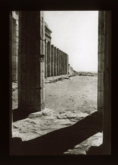 Forgården til Hatshepsut-tempelet, Deir El-Bahri (lyktsklie) av American Photographer