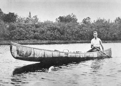 Franklin D. Roosevelt (1882-1945) padler en bjørkekano på Campobello Island, New Brunswick av American Photographer