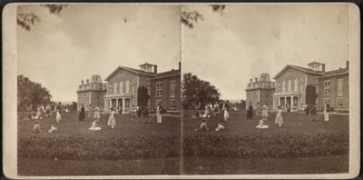 Foran herregården og plenen, Oneida Community, New York State, ca. 1870 av American Photographer