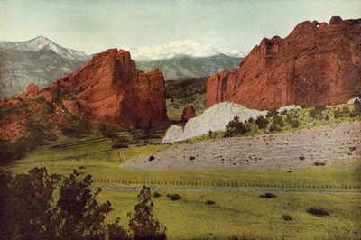 Gateway, Garden of the Gods, Colorado, Pikes Peak in the Distance (farget bilde) av American Photographer