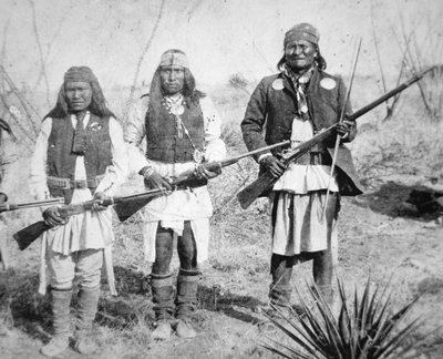 Geronimo og tre av hans Apache-krigere av American Photographer