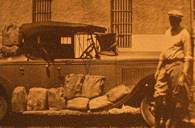 Skinker - pakker med seks flasker i halm og papir for polstring i burlap, under forbud (sepia-bilde) av American Photographer