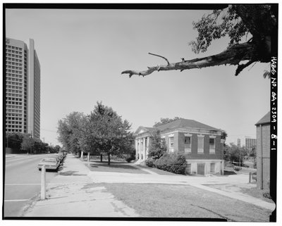 I sammenheng, fra sørvendt nordover, langs Luckie Street. - Clark Howell Homes, Anne Wallace Branch Carnegie Library, 538 Luckie Street, Atlanta, Fulton County, GA (s/hvitt-bilde) av American Photographer