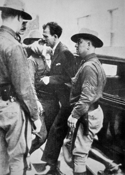 Jack 'Legs' Diamond (1896-1931) blir tatt i politiets varetekt av American Photographer