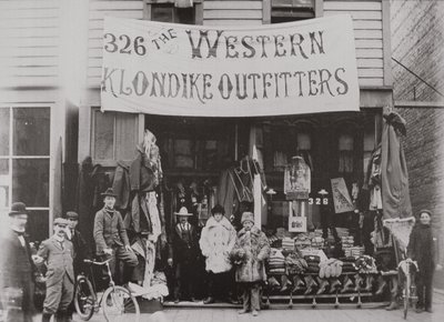 Klondike Outfitters-butikk, Cordova Street, Vancouver 1897 (s/hvitt-bilde) av American Photographer