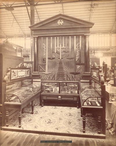 Kuffel & Essers-utstillingen, hovedbygningen, Centennial International Exhibition, Philadelphia, 1876 (albumtrykk) av American Photographer