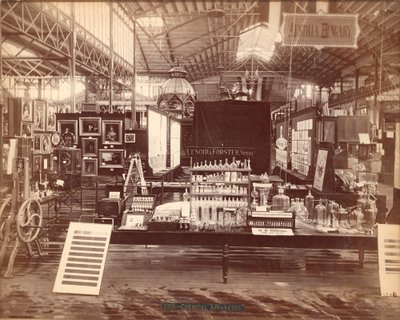 Lenoir & Forsters-utstillingen, hovedbygningen, Centennial International Exhibition, Philadelphia, 1876 (albumintrykk) av American Photographer
