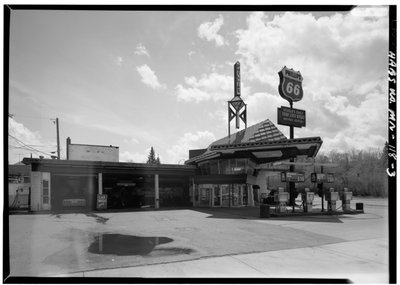 Lindholm Oil Company Service Station, Cloquet, Minnesota (s/hvitt-bilde) av American Photographer