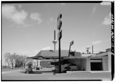Lindholm Oil Company Service Station, Cloquet, Minnesota (s/hvitt-bilde) av American Photographer