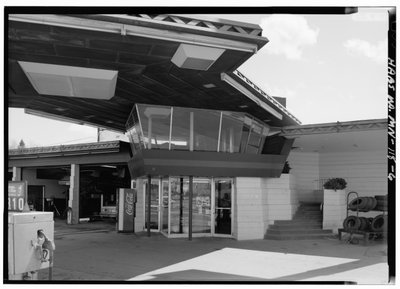 Lindholm Oil Company Service Station, Cloquet, Minnesota (s/hvitt-bilde) av American Photographer