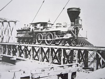 Lokomotivet til US Military Railroads (Union Army) som krysser bukkbroen over Potomac-elven (s/hv-bilde) av American Photographer