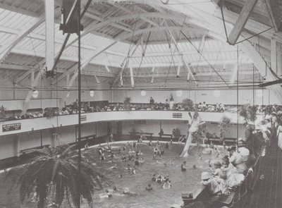 Long Beach, California: Interiøret i badehuset (s/h-bilde) av American Photographer