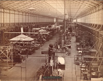 Machinery Hall, South Avenue, Philadelphia Centennial International Exhibition, 1876 (sølvalbumintrykk) av American Photographer