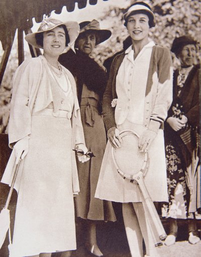 Fru Helen Wills Moody (til høyre) den amerikanske tennismesteren, møter hertuginnen av York på All-England Club i Wimbledon under Lawn Tennis Championship i 1935 (s/hv-bilde) av American Photographer