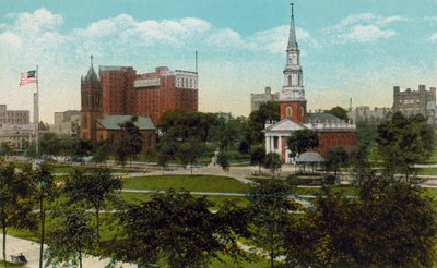 New Haven, Connecticut: Trinity Church, Taft Hotel og Center Church sett fra den andre siden av Green (fargebilde) av American Photographer