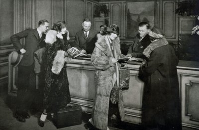 Passasjerer som kjøper billetter på billettkontoret til Great Northern Railway, Chicago av American Photographer