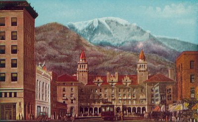 Pikes Peak Avenue, Colorado Springs, Colorado, Pikes Peak i det fjerne (fargebilde) av American Photographer