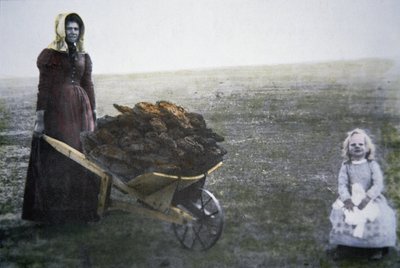 Pionerkvinne som samler storfemøkk, Kansas, ca. 1880 (farget bilde) av American Photographer