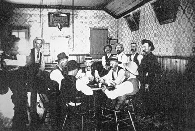 Spillekort i en vestlig salong, ca. 1900 (s/hvitt-bilde) av American Photographer