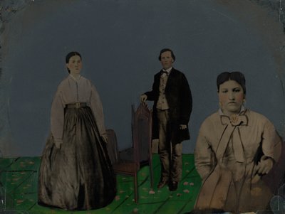 Portrett av to kvinner og en mann, 1860-tallet (foto) av American Photographer