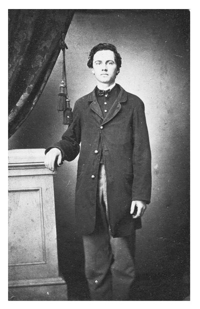 Portrett av en ung mann (s/h-bilde) av American Photographer