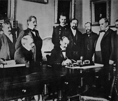 President William Mckinley (1843-1901) er vitne til undertegningen av fredsprotokollen som avsluttet krigen med Spania av American Photographer