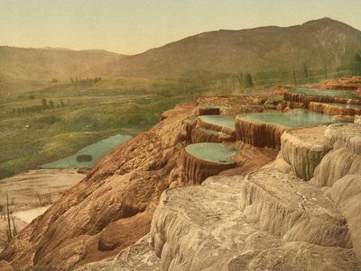 Prekestolterrasser ovenfra, Yellowstone nasjonalpark, ca. 1898 (fotokrom) av American Photographer