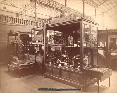 Rudolph Koenigs utstilling, Philosophical Apparatus, Hovedutstilling, Centennial International Exhibition, Philadelphia, 1876 (sølvalbumintrykk) av American Photographer