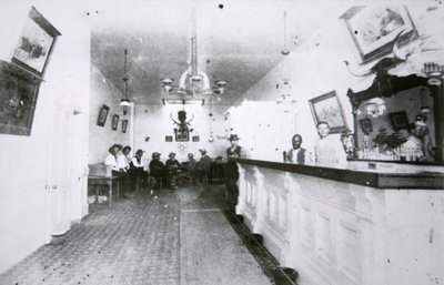 The Long Branch Saloon, Dodge City, Kansas, ca. 1880 (s/hvitt-bilde) av American Photographer