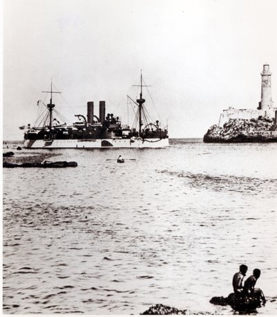 USS Maine kommer inn i havnen i Havana, Cuba, 1898 (se 206526, 206527) av American Photographer