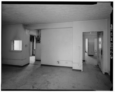 Typisk 2-roms med spisestue og hi, gang med inngang til kjøkken og bad (venstre), gang til soverom (høyre) - Techwood Homes, Building No. 6, 465 Techwood Drive & 119-125 Hunnicutt Street, Atlanta, Fulton County GA av American Photographer